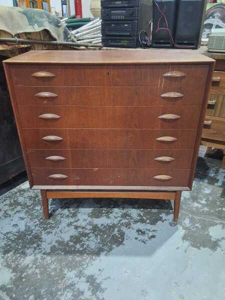 CHEST OF DRAWERS