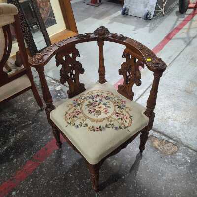 CORNER CHAIR