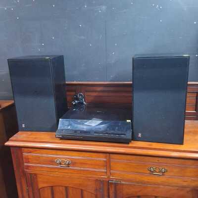 TURNTABLE AND SPEAKERS
