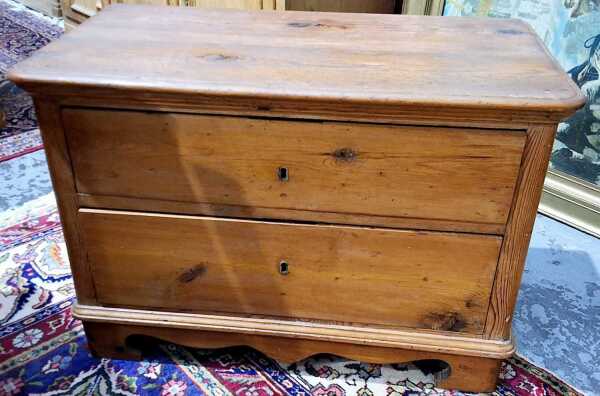 CHEST OF DRAWERS
