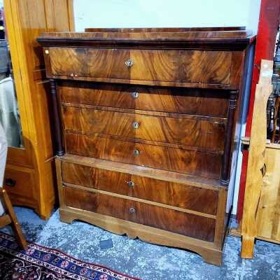 EMPIRE CHEST