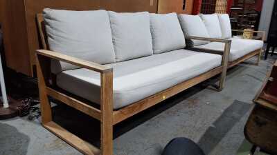 OUTDOOR LOUNGES