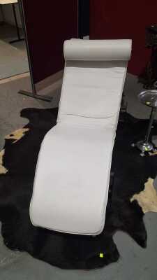 LC 4 CHAISE LOUNGE