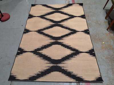 FLOOR RUG
