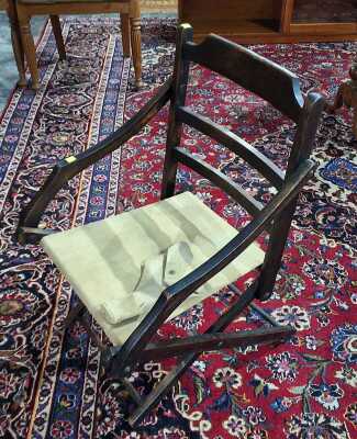 FOLDING CHAIR