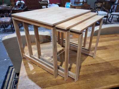NESTING TABLES
