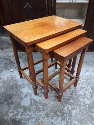 NESTING TABLES