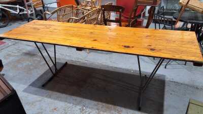 TRESTLE TABLE