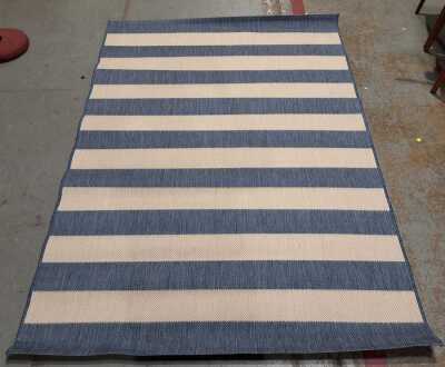 FLOOR RUG