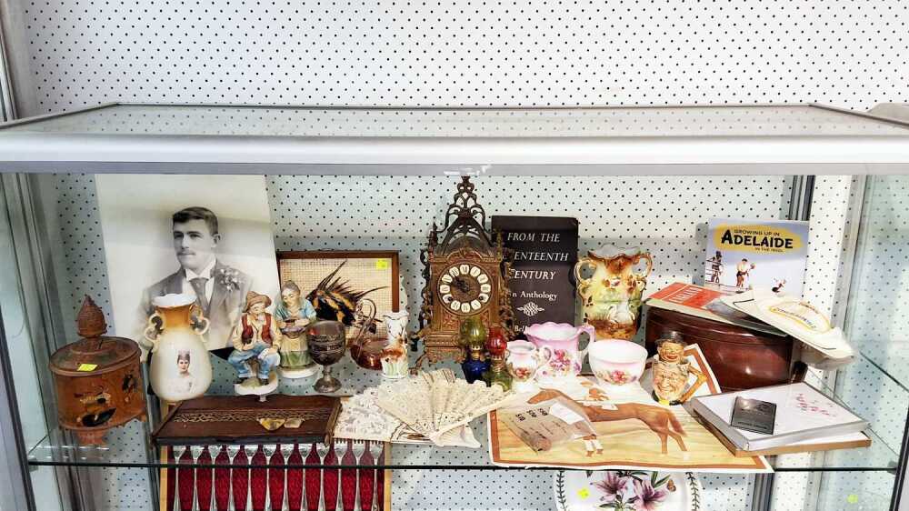 COLLECTABLES & CURIOSITIES