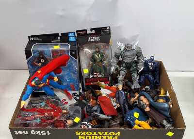 SUPERHEROS & VILLIANS