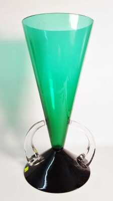 ART GLASS VASE