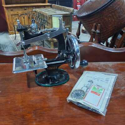 MINI SEWING MACHINE