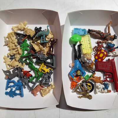 FIGURINES