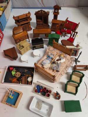 DOLLHOUSE ACCESSORIES