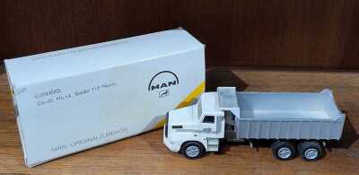 MODEL TRUCK