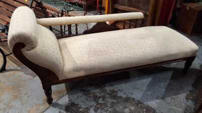 CHAISE LOUNGE