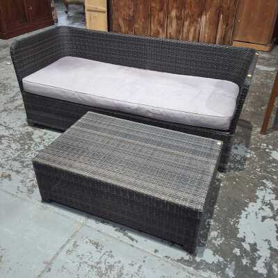 OUTDOOR LOUNGE