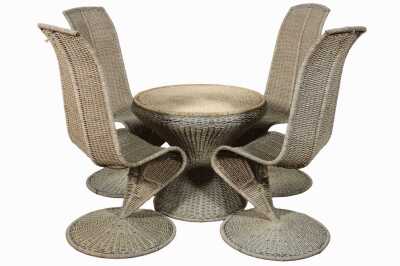 PEDESTAL TABLE & MODEL S CHAIRS