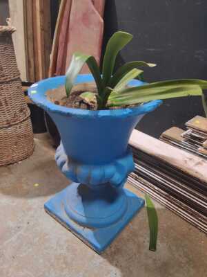 CONCRETE URN