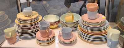 COLOURFUL DINNERWARE