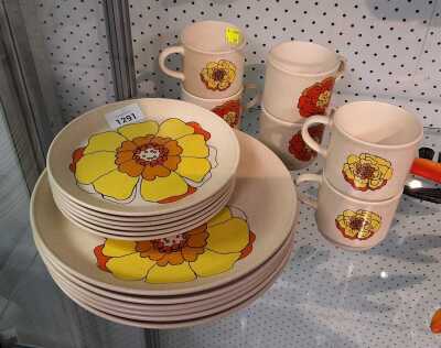RETRO DINNERWARE