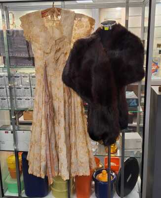 VINTAGE LADIES CLOTHING