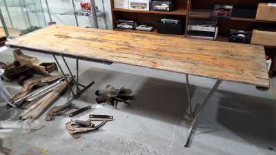 TRESTLE TABLE