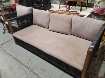 OUTDOOR LOUNGES