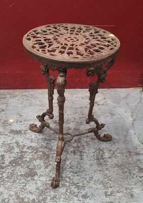 GARDEN TABLE