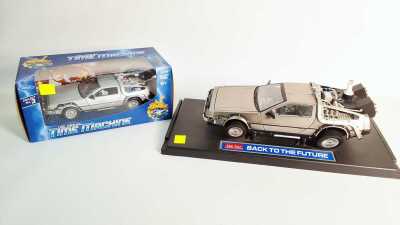 MODEL DELOREAN TIME MACHINES