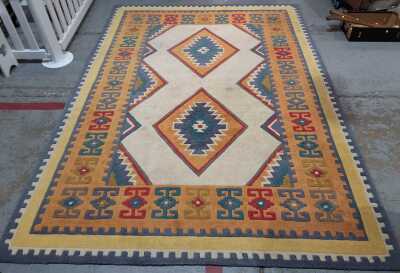 FLOOR RUG