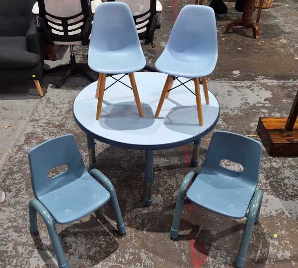 CHILDREN'S TABLE AND CHAIRS