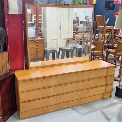 DRESSING CHEST