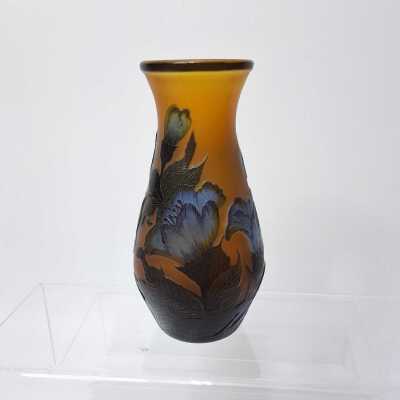 ART GLASS VASE