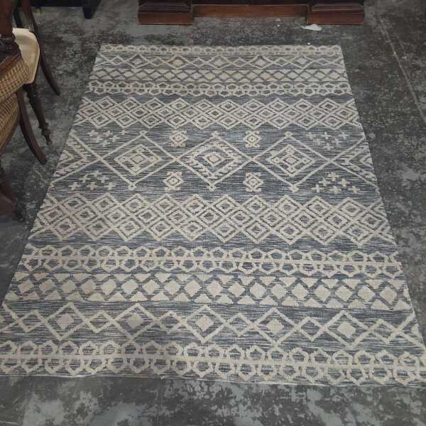 FLOOR RUG