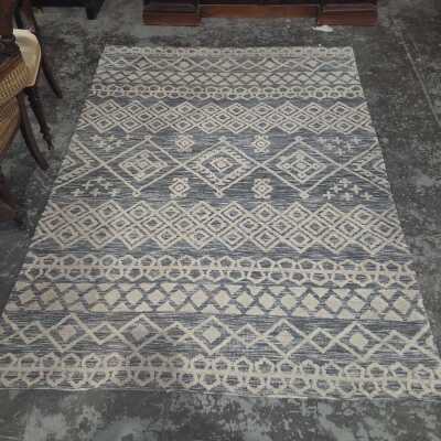 FLOOR RUG
