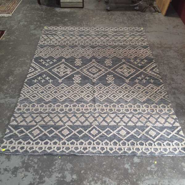 FLOOR RUG