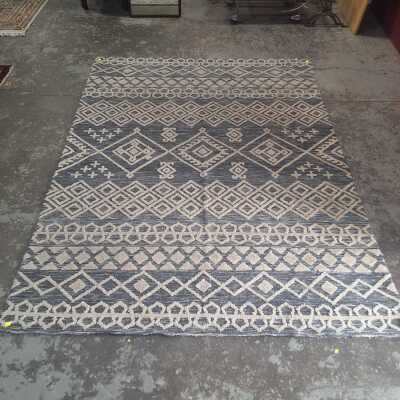 FLOOR RUG