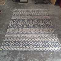 FLOOR RUG