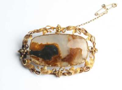 GOLD & AGATE BROOCH