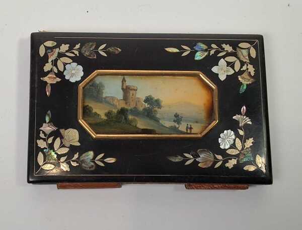 NECESSAIRE