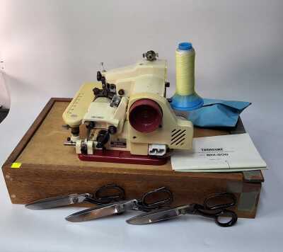 VINTAGE SEWING MACHINE