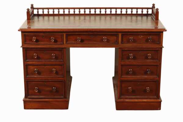 KNEEHOLE DESK