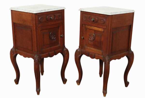 PAIR OF OAK BEDSIDE CABINETS