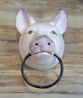 HITCHING PIG
