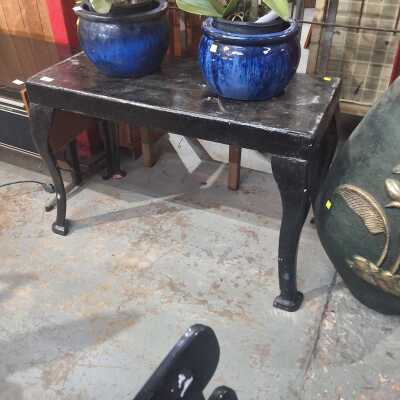 PLANTER TABLE