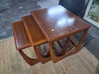 NESTING TABLES