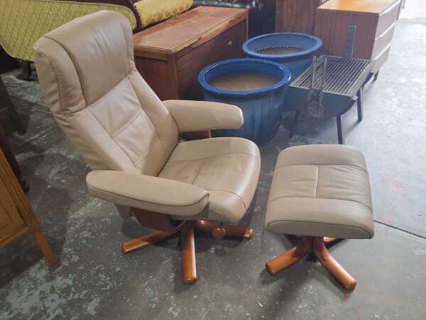 LEATHER RECLINER