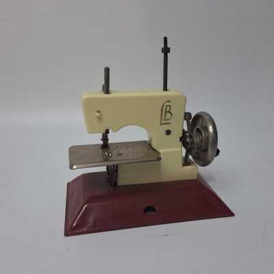 TOY SEWING MACHINE